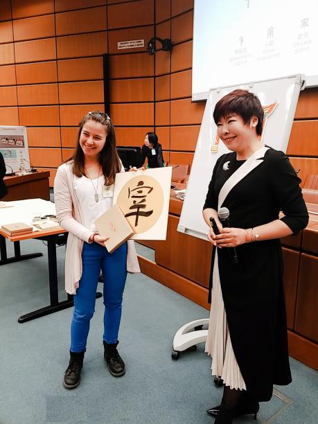 文化学者于丹为外国人讲解汉字之美。（受访者供图）