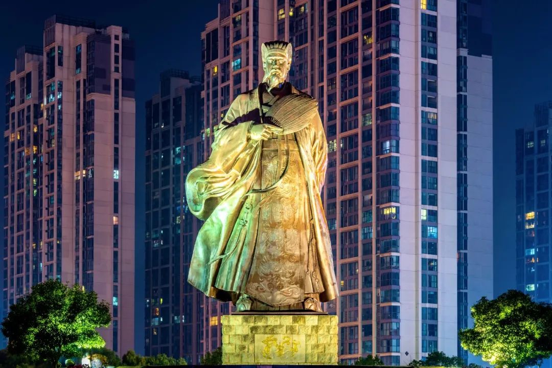 图为湖北襄阳诸葛亮广场塑像.(图片来源:视觉中国)