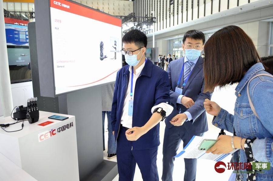 4月23日，工作人员在向观众演示“灵犀手”。  杨铁虎 摄