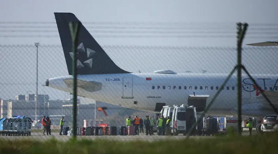 当地时间1月15日，巴塞罗那埃尔普拉特机场，工作人员正在停机坪上整理乘客的行李。图源：英媒