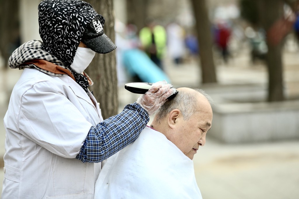 沈阳二月二龙抬头 街头剪发生意火