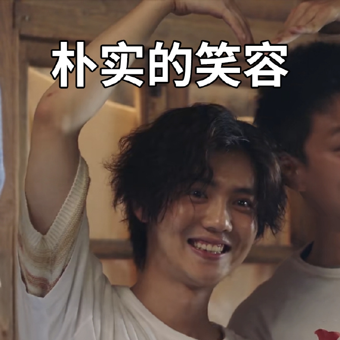 《穿越火线》鹿晗搞笑拍宣传照 本尊发文自称"专业的"