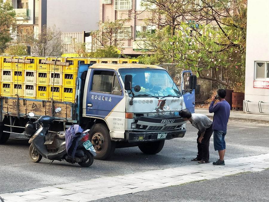 大货车车头毁损（图源：台湾“中时电子报”）