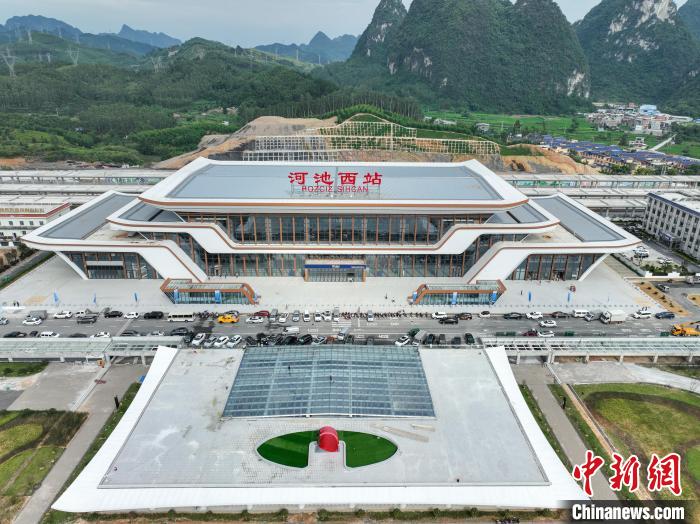 8月30日，航拍新建的河池西站。(无人机照片)陈冠言 摄