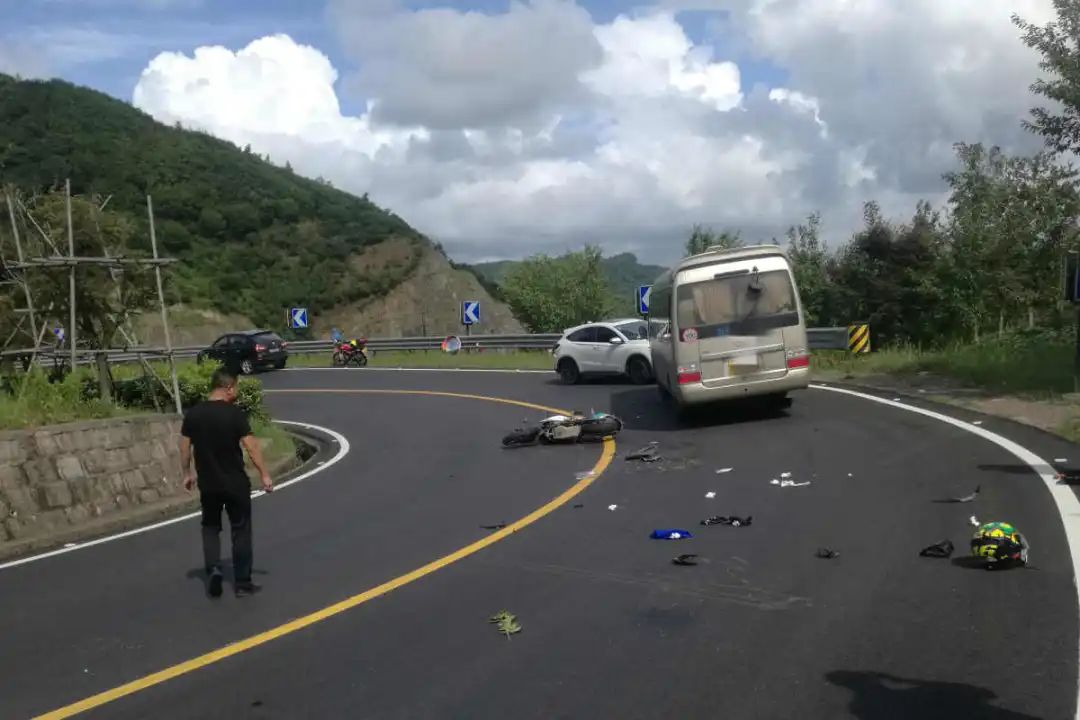 摩托车发生事故。