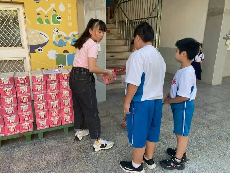 图为彰化县有学校收到保久乳（灭菌乳）。图源：台湾联合新闻网