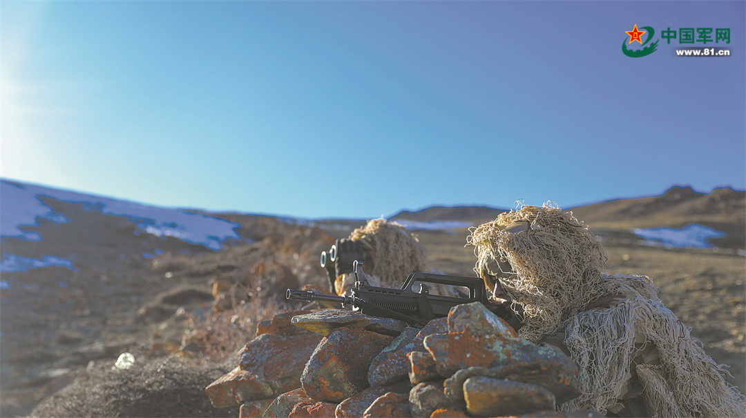 侦察小组前出侦察。