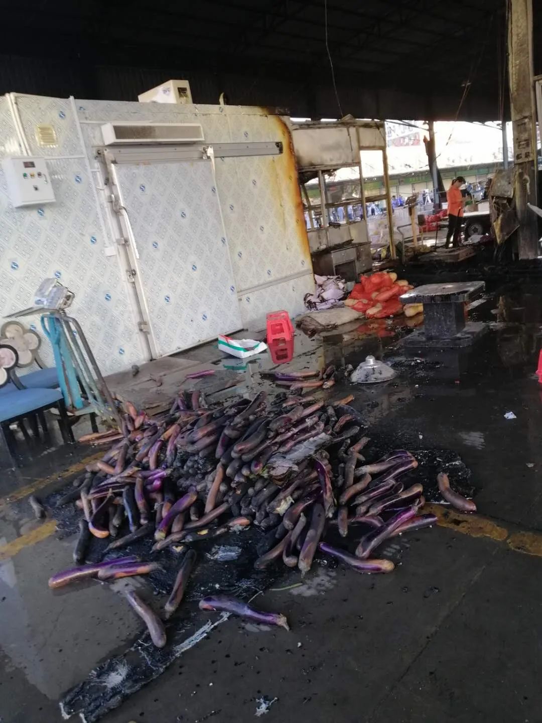 突发泉州一菜市场突然起火数十名摊贩保安消防接力救援