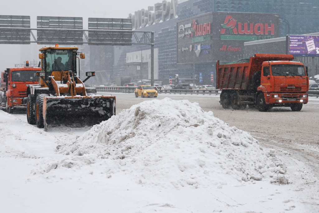 当地时间2022年12月17日，俄罗斯首都莫斯科遭遇80多年来最强降雪，图源澎湃影像