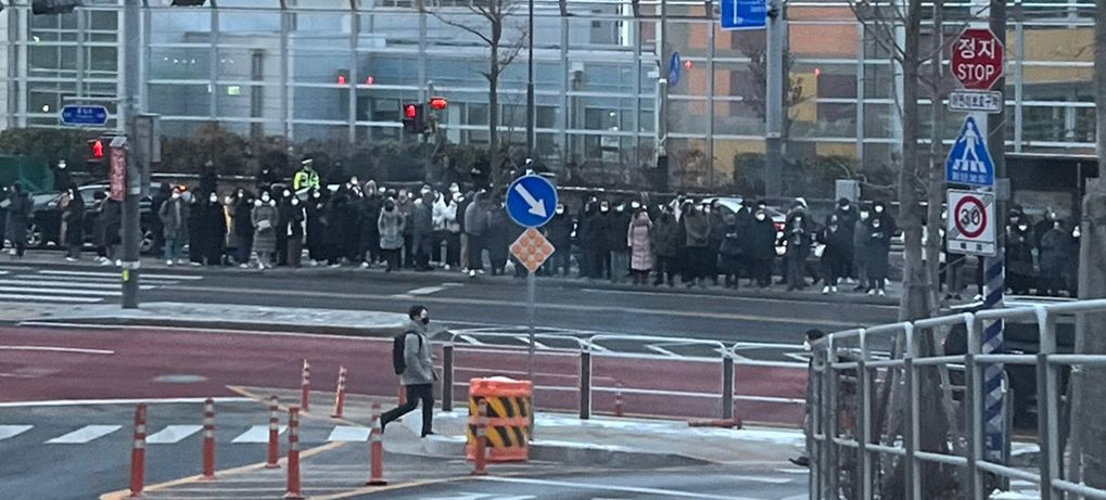 23日上午，首尔地铁3号线碌磻站附近，民众排长队等公交。（韩联社）