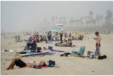 4月25日加州一海滩场景 图源：路透社