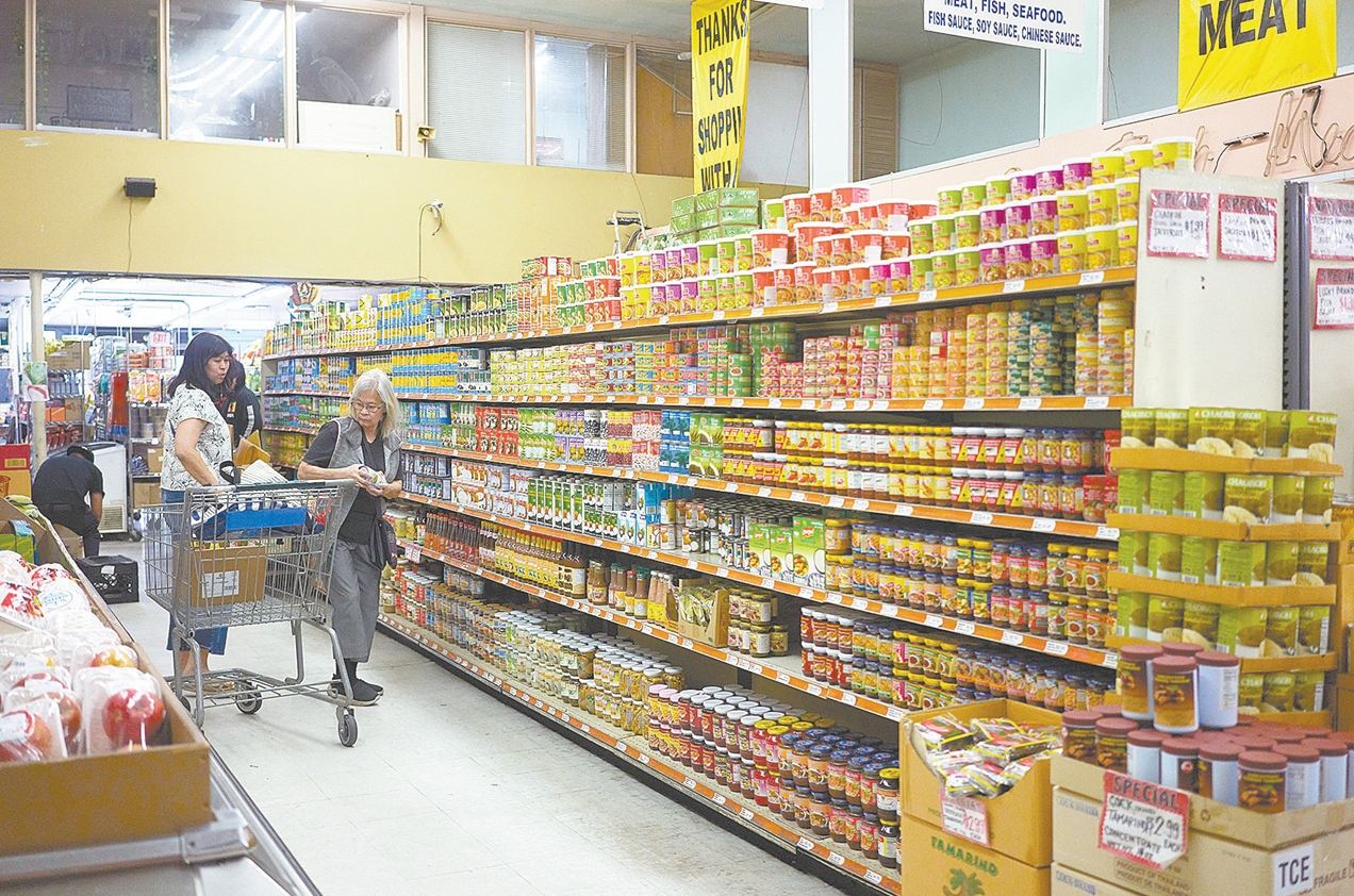4月7日,洛杉矶民众在超市购买来自亚洲的商品。(视觉中国)