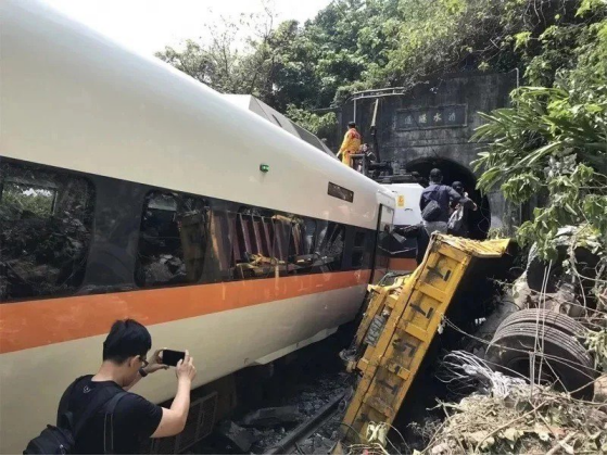 太鲁阁号事故一周年,台铁列车鸣笛30秒追思