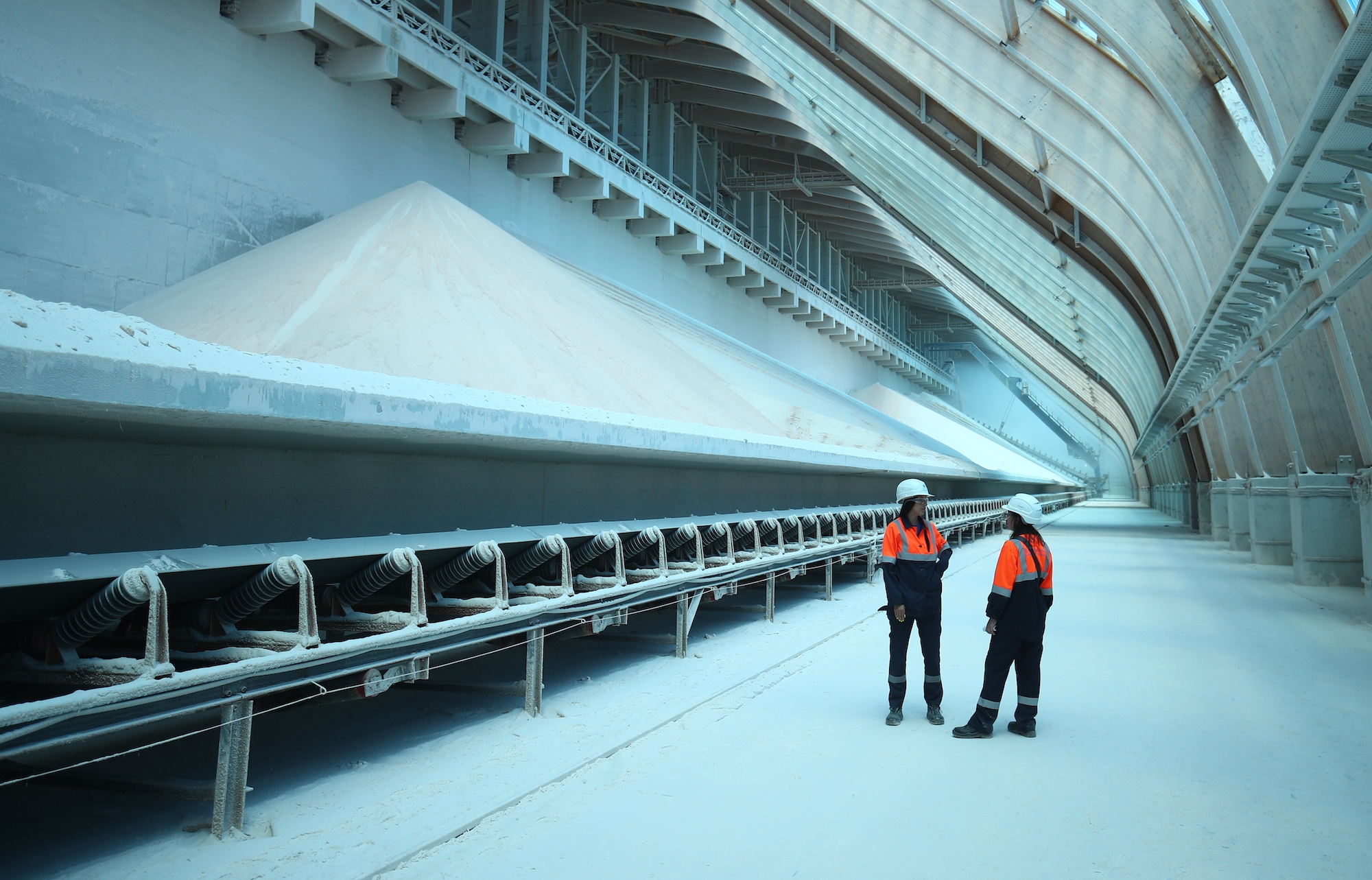 伏尔加格勒州，员工在EuroChem VolgaKaliy工厂成品（氯化钾）的仓库里工作。该工厂是俄罗斯世界级矿产和化学品生产基地，生产钾矿物或化学肥料。