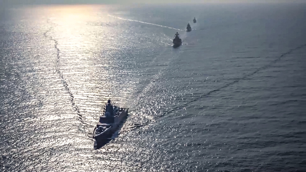 当地时间9月11日,“大洋-2024”战略演习中,俄罗斯北方舰队军舰在巴伦支海模拟搜索敌人的潜艇并练习使用反潜武器。(视觉中国)