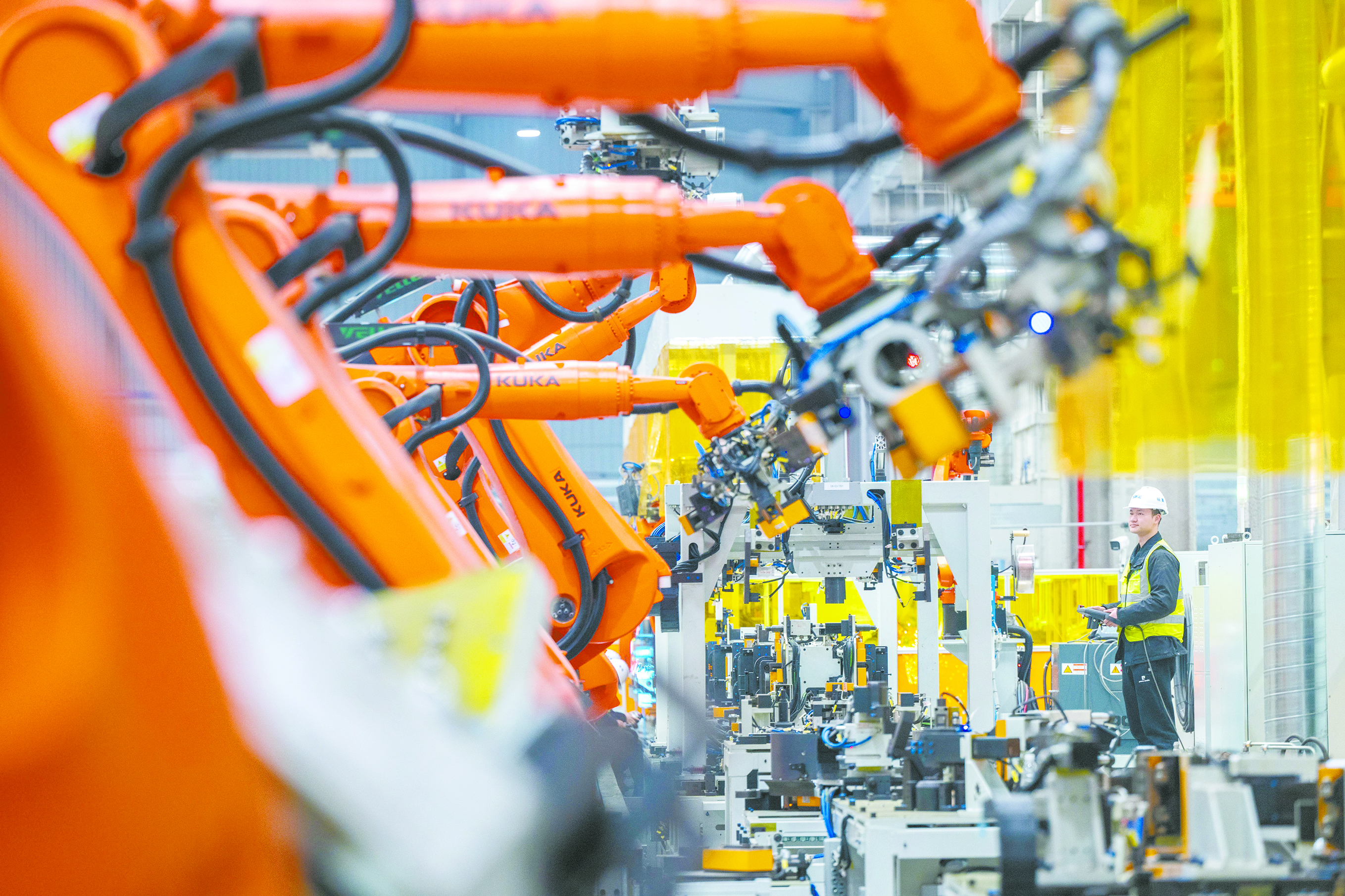 16日,国家统计局发布数据,今年1至2月份,全国规模以上工业增加值同比增长6.3%,比上年12月份加快1.1个百分点。图为当日浙江省湖州市诺力五期未来工厂的智能化生产线。(新华社)