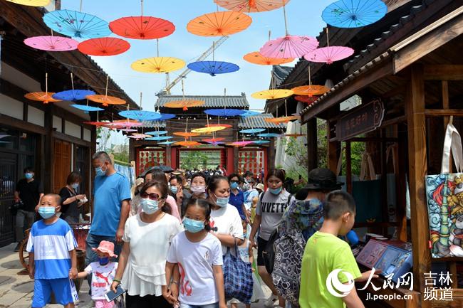 一大早,50余组农户齐聚宽厚里商街,有莲花山的草编,原生态农副产品