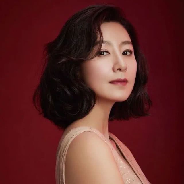 金喜爱透亮发光的皮肤,膨膨的苹果肌,让少女时代郑秀英都非常羡慕