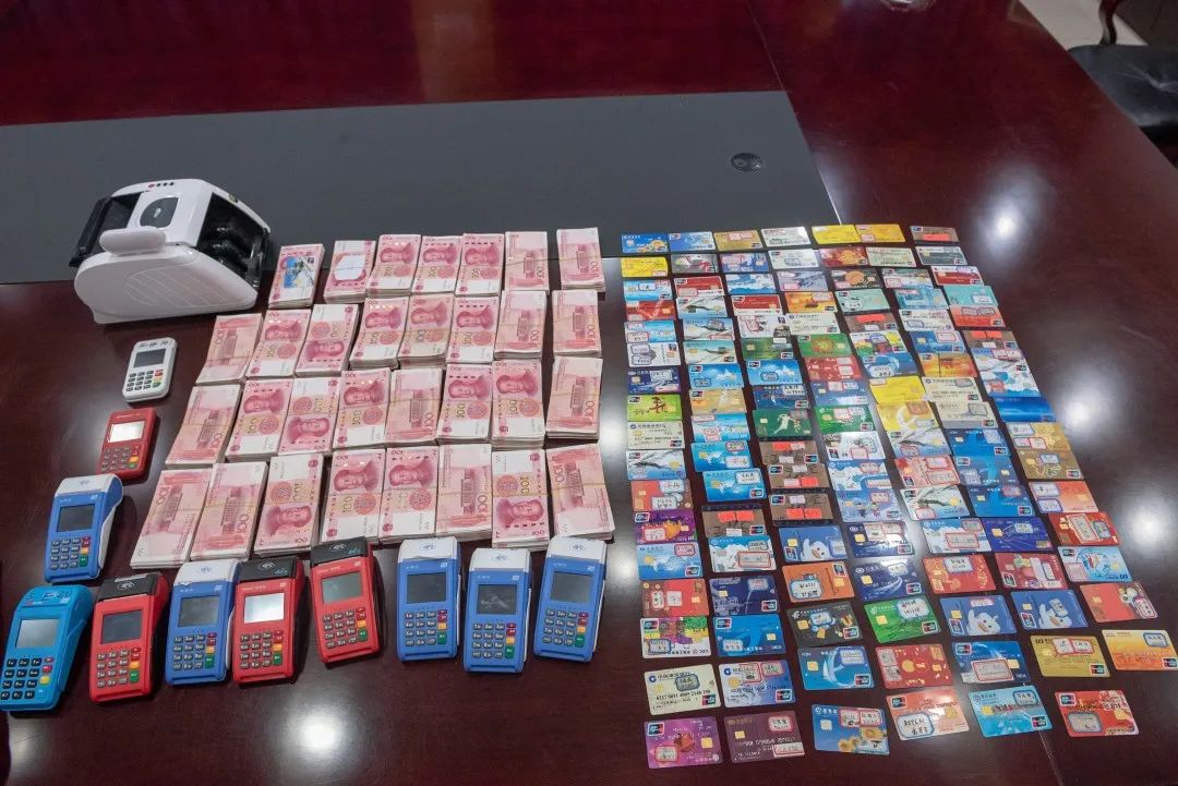 707张银行卡 90余万现金一桌铺不下 上海警方捣毁一处"水房"窝点