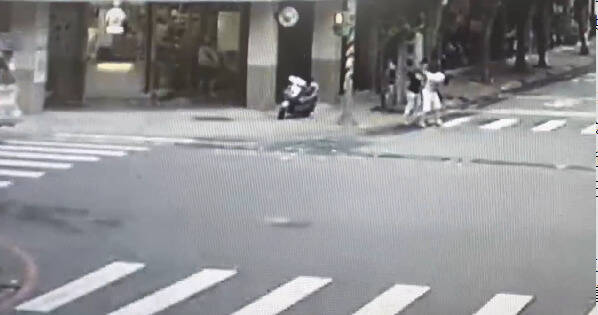 台媒:新北市街头今晨突发砍人事件,一男子身体多处受伤被紧急送医