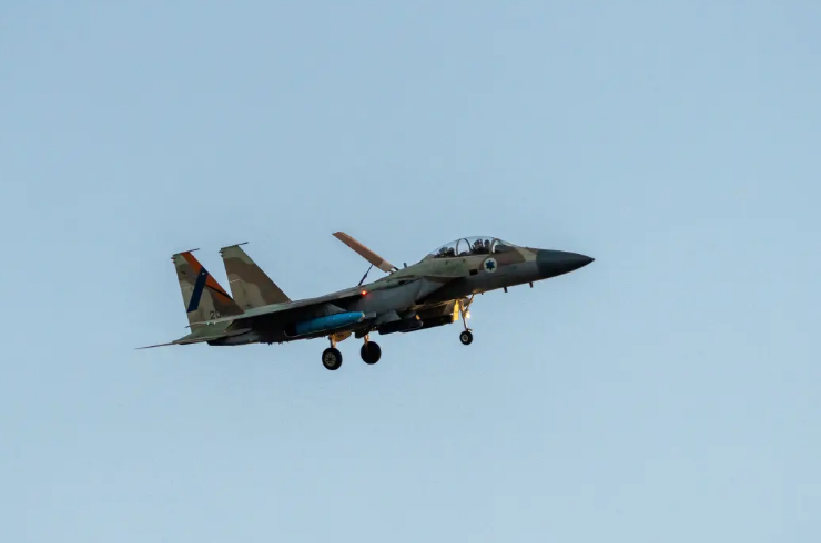 2024年4月15日，以色列空军一架F-15飞机降落在以色列中部一空军基地。图自《纽约邮报》报道配图