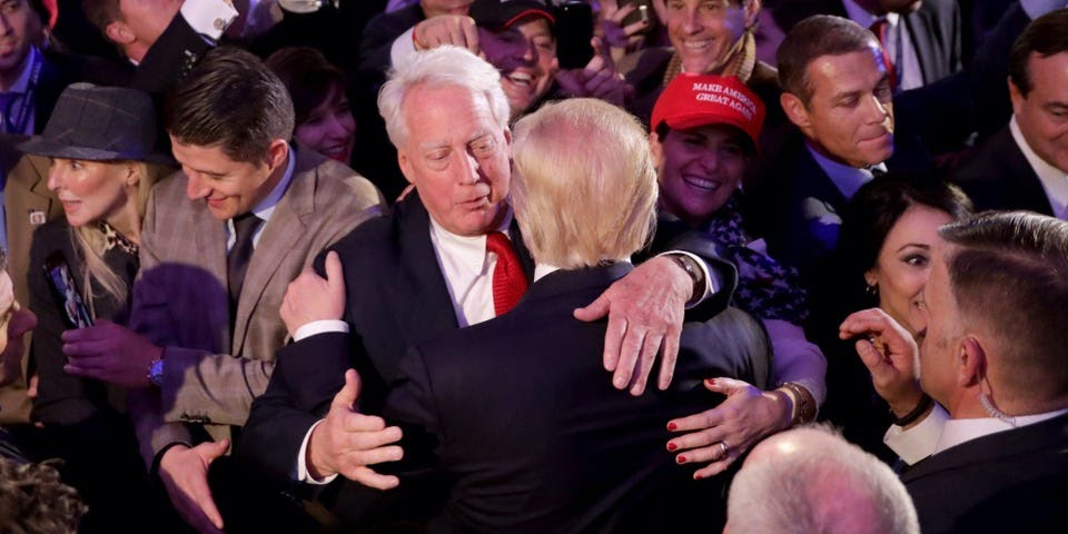 2016年11月，美国纽约，唐纳德·特朗普在纽约希尔顿市中心酒店发表当选总统感言后，与弟弟罗伯特·特朗普拥抱。（图源：美国广播公司）