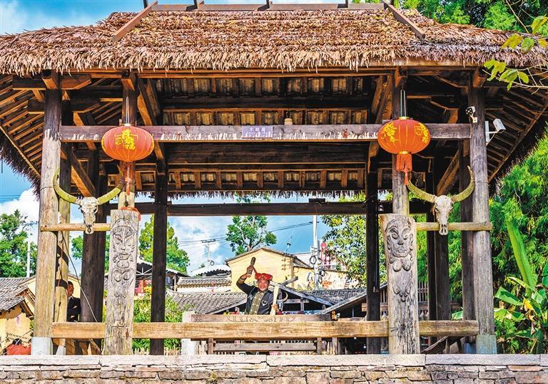 腾冲市清水乡三家村中寨司莫拉佤族村,村民在为游客表演木鼓.