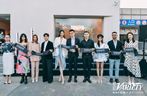 艺人嘉宾为沃沙龙Variety Salon北京工体店开幕剪彩