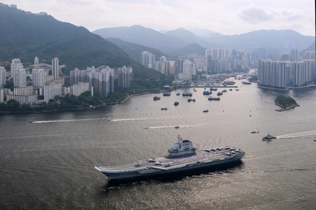 山东舰航母编队7月3日上午抵港。图源：香港特区政府新闻网