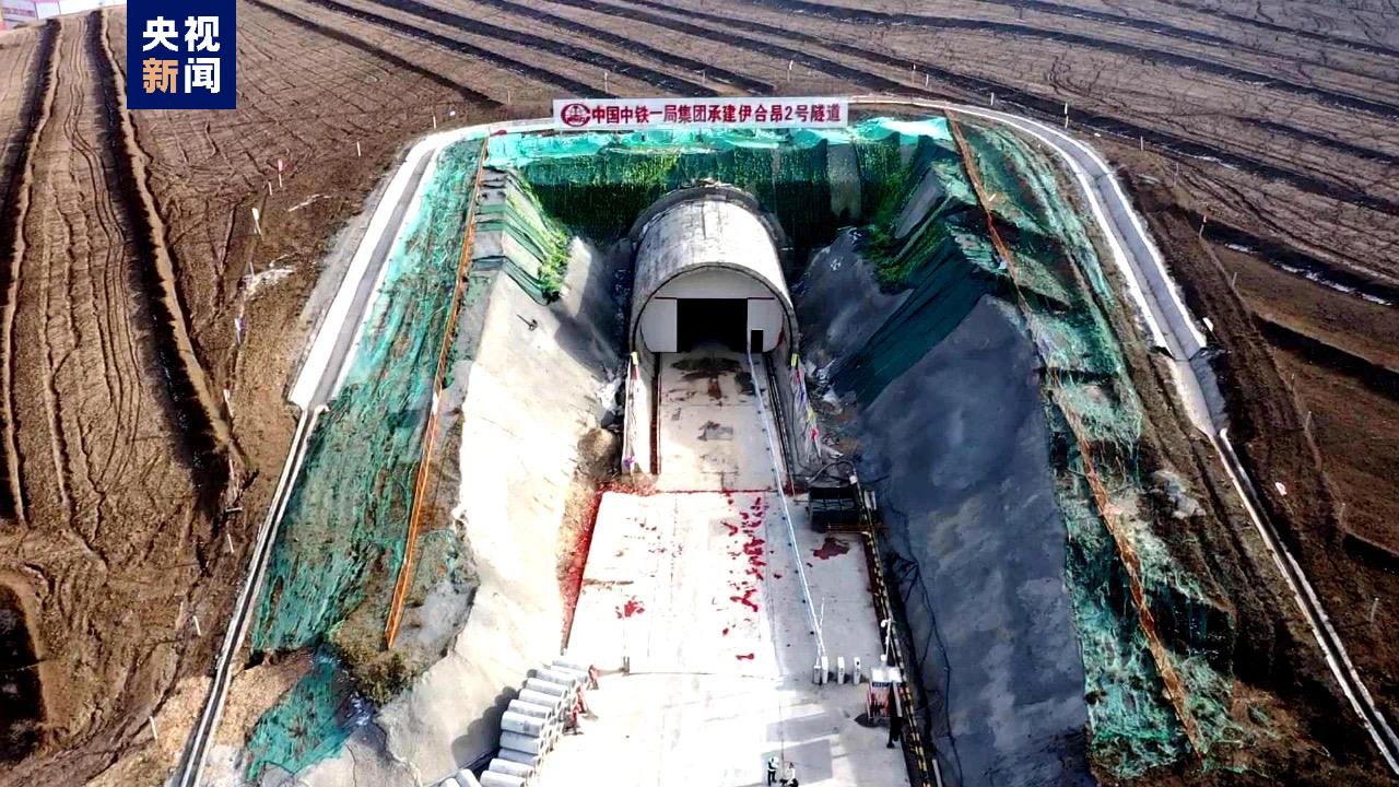 西成铁路甘肃段甘南境内首座隧道顺利贯通