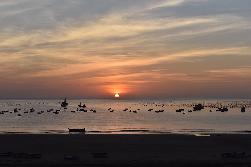 浙江温州日出照沙滩
