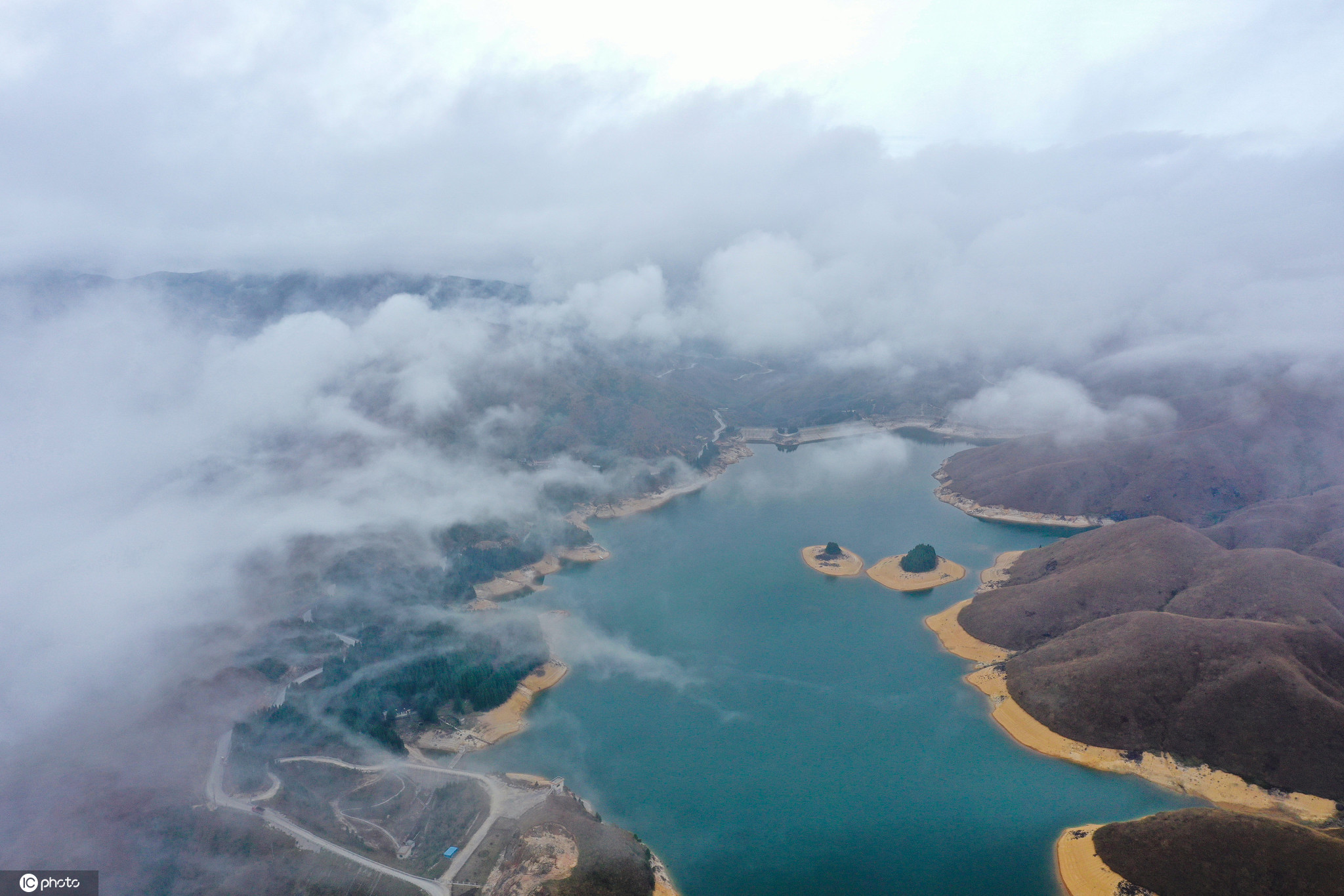 航拍广西全州天湖景区云雾缭绕宛若仙境
