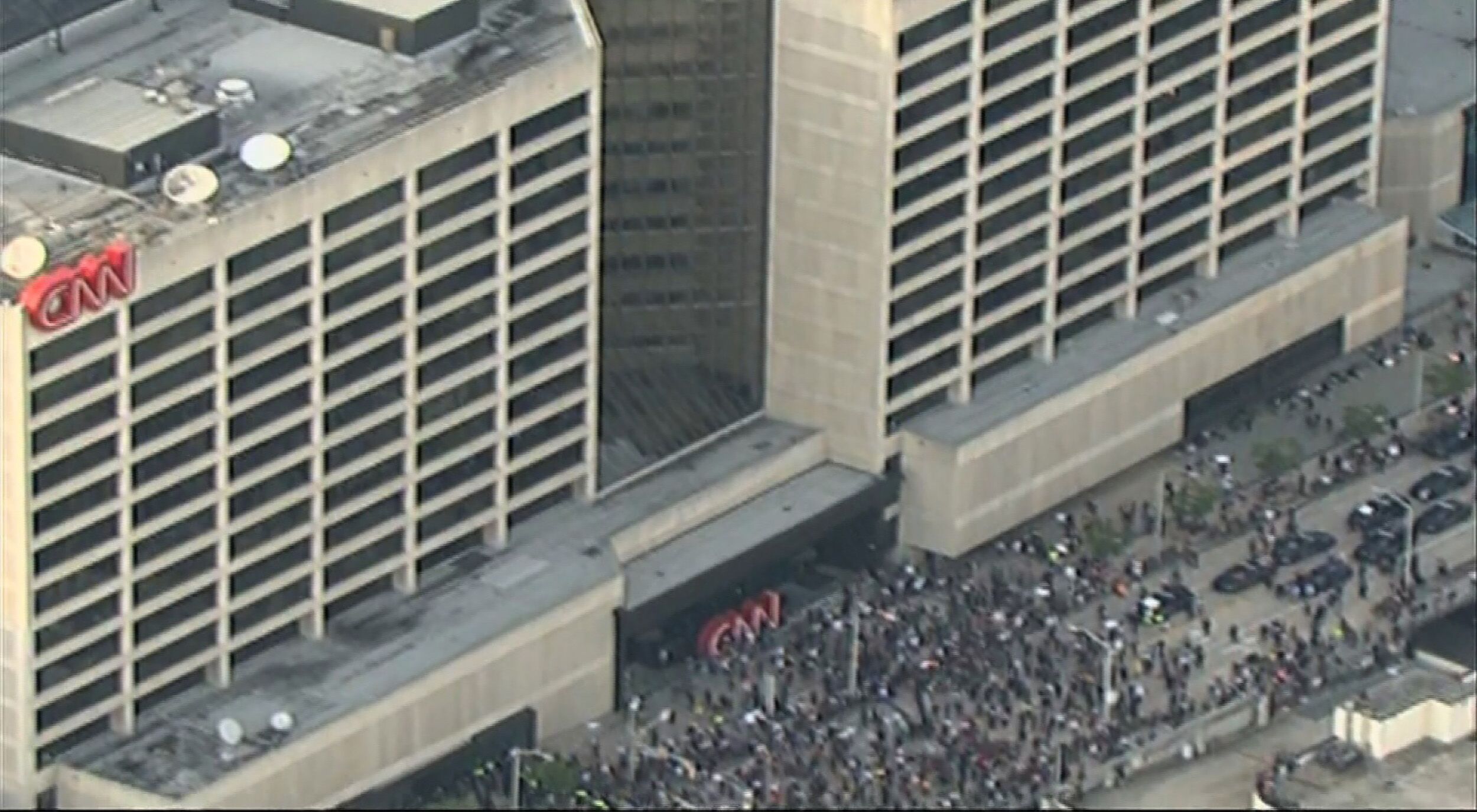 亚特兰大CNN总部大楼前的示威者。图源：CNN