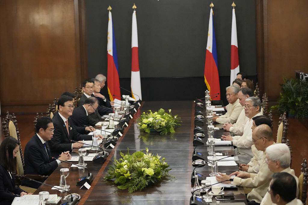 当地时间11月3日，菲律宾马尼拉，在马拉卡南宫内，日本首相岸田文雄(左二)与菲律宾总统马科斯举行双边会晤。（视觉中国）