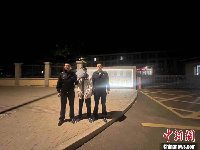 图为警方抓获犯罪嫌疑人.固阳县公安局供图