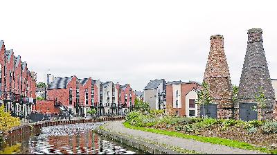 斯托克城中运河边的新房屋和旧瓶窑。