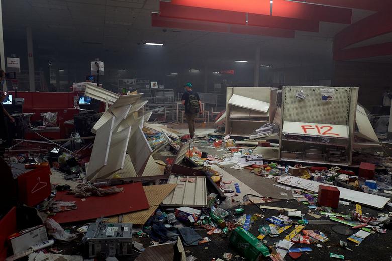 27日，明尼亚波利斯一家百货商店被洗劫（路透社）