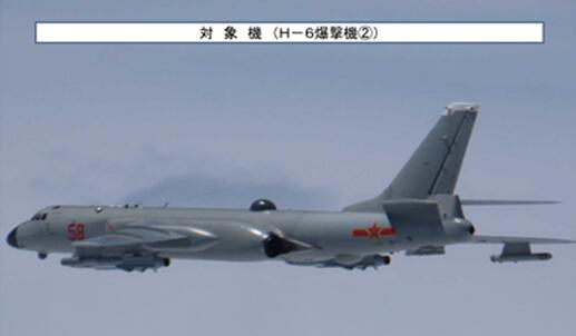 日本防卫省统合幕僚监部18日发布消息称，两架轰-6飞越宫古海峡