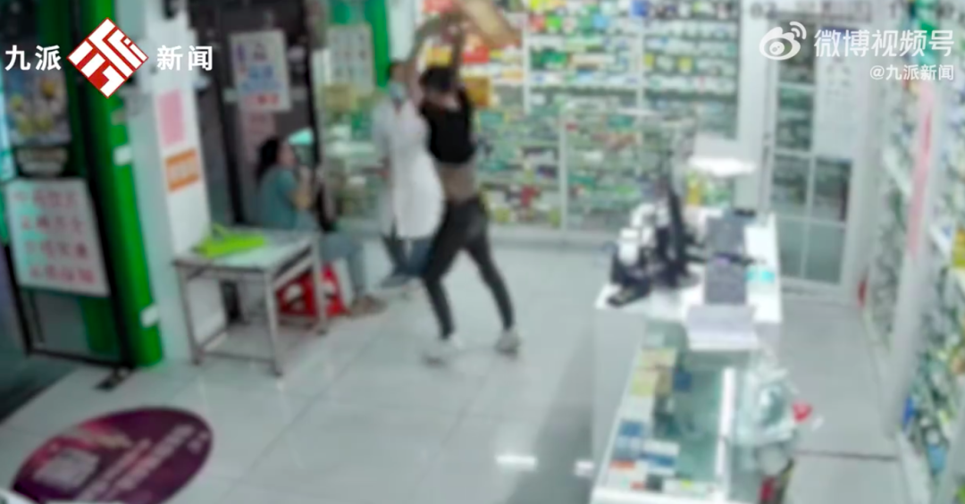 男子在药店殴打女友后要求店员处理伤口,警方通报