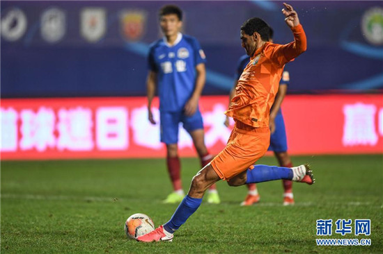 8月19日,山东鲁能泰山队球员费莱尼在比赛中主罚点球命中.