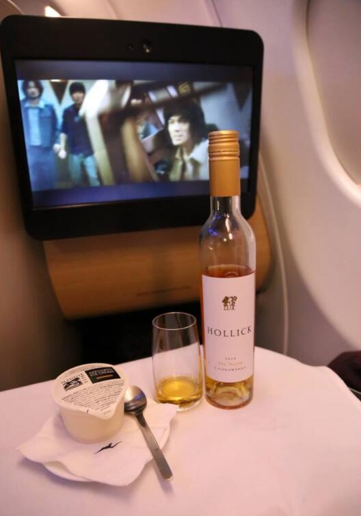 选择澳洲航空头等舱，登机之后可以品尝非常地道的干白以及红酒！