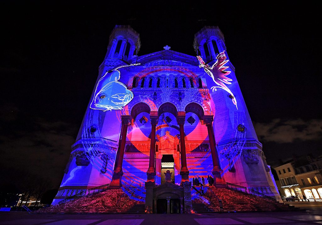 法国里昂举行灯光投影秀打造流光溢立体视觉盛宴
