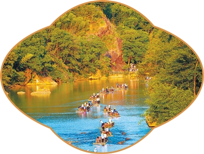 福建武夷山景区，游客在九曲溪上体验人工竹筏漂流。彭善安摄