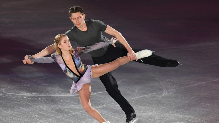 叶卡捷琳娜·亚历山德罗夫斯卡娅（左）