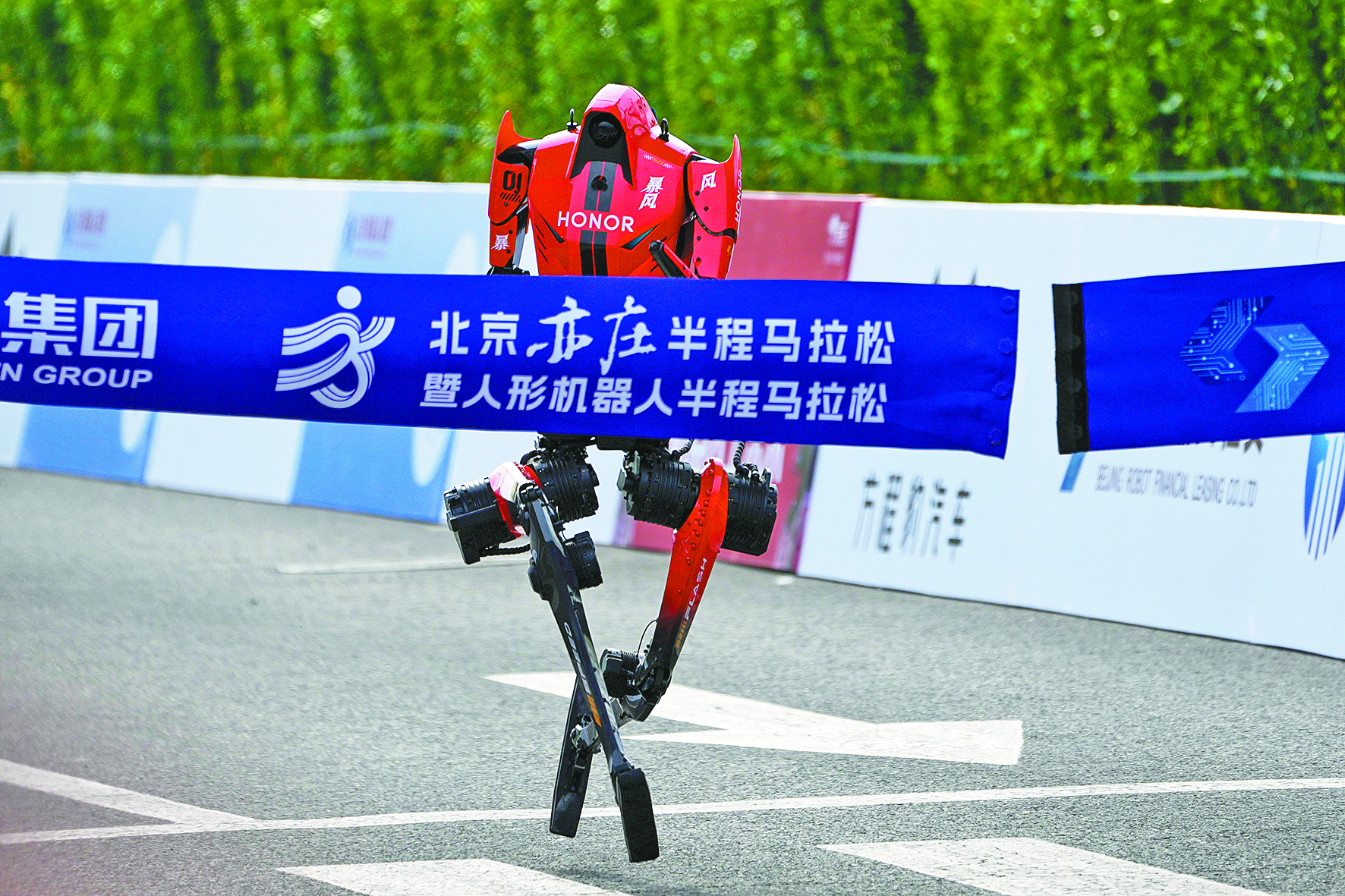 机器人“闪电”率先冲线完赛。 （视觉中国）
