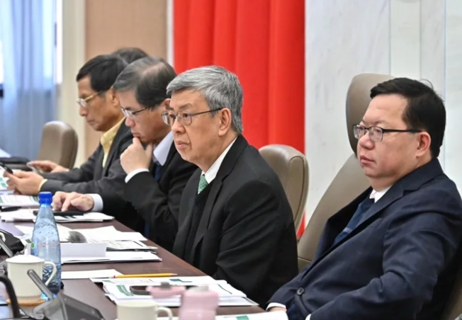 台媒称,陈建仁(右二)14日对男童家属与失去的生命表达歉意。《联合报》报道配图