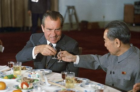 1972年2月25日，美国时任总统尼克松和周恩来总理共同举杯。（图源：《外交学者》）