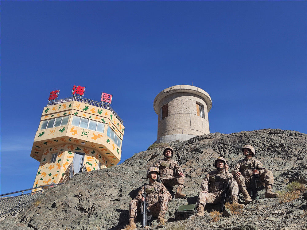 10月16日，新疆军区苏海图哨所官兵利用广播收听中国共产党第二十次全国代表大会开幕会。新华社发（何凯航 摄）