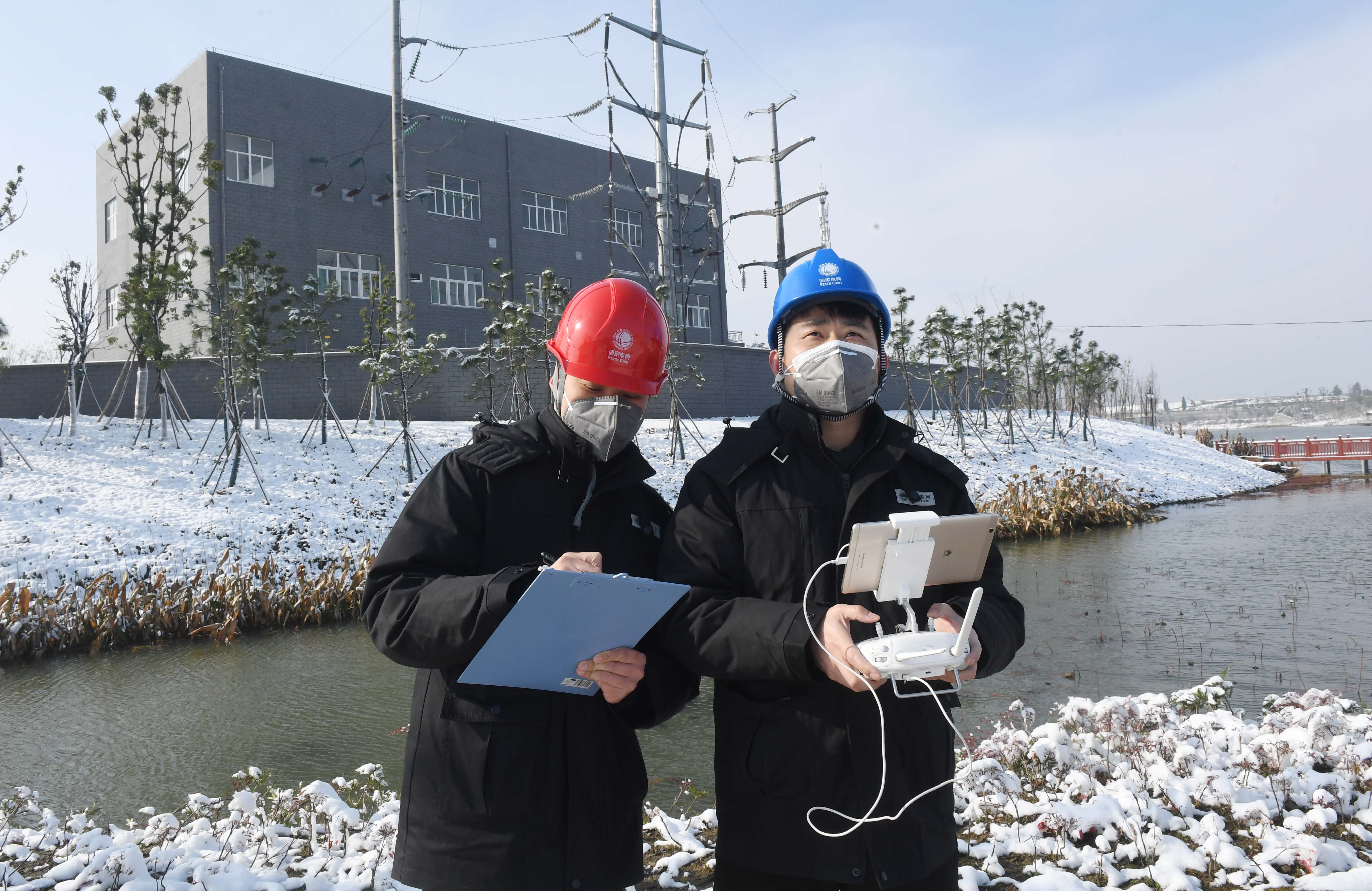 安徽滁州技术人员操作无人机巡检