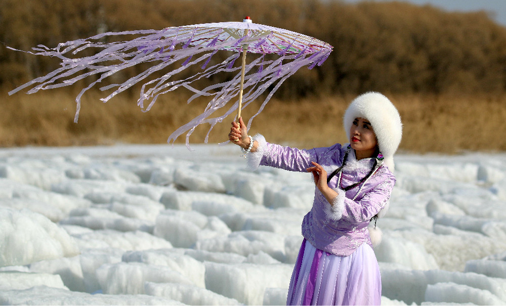 2021年3月23日，黑龙江省哈尔滨市，下午，最高气温已达13℃，为今年来最高。松花江岸边的采冰场，冰块正在消融，不少市民在此穿着古装拍照，春意浓浓。